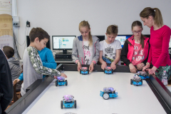 Erasmus+ SES projekt résztvevői a Digitális Témahéten robotot programoznak