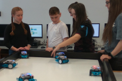Erasmus+ SES projekt résztvevői a Digitális Témahéten robotot programoznak