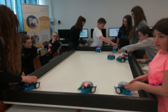 Erasmus+ SES projekt résztvevői a Digitális Témahéten robotot programoznak